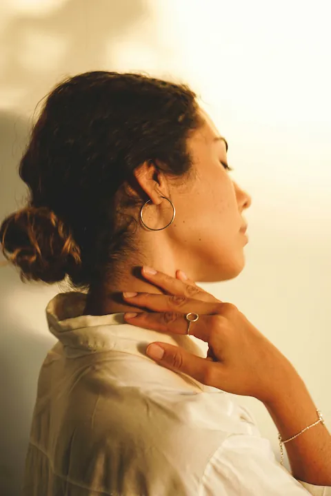 Mujer con dolor cervical